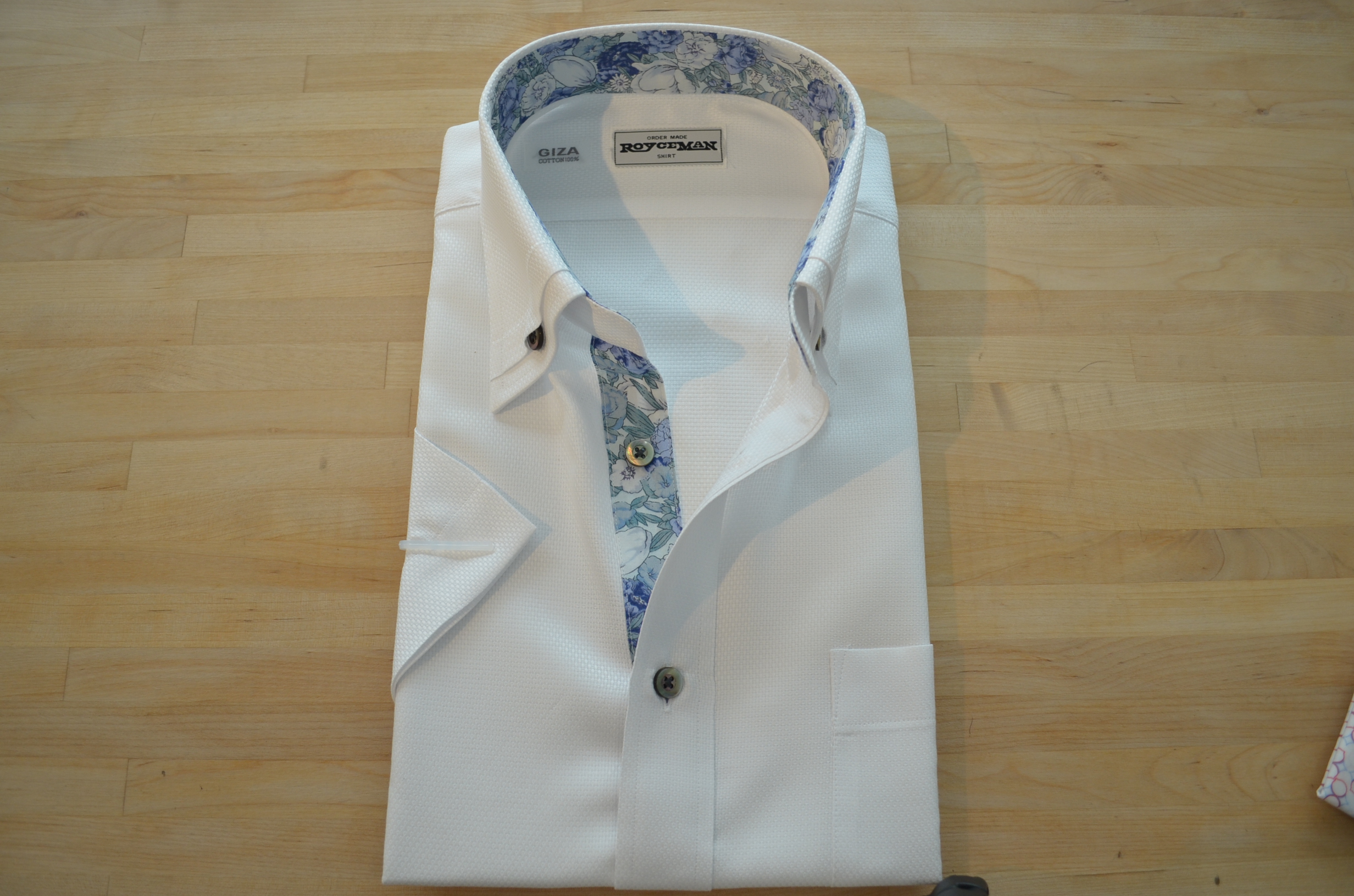 上質なコットンの”贅沢感”をエレガンスな別布裏地で演出したシャツ!! | ロイスマン